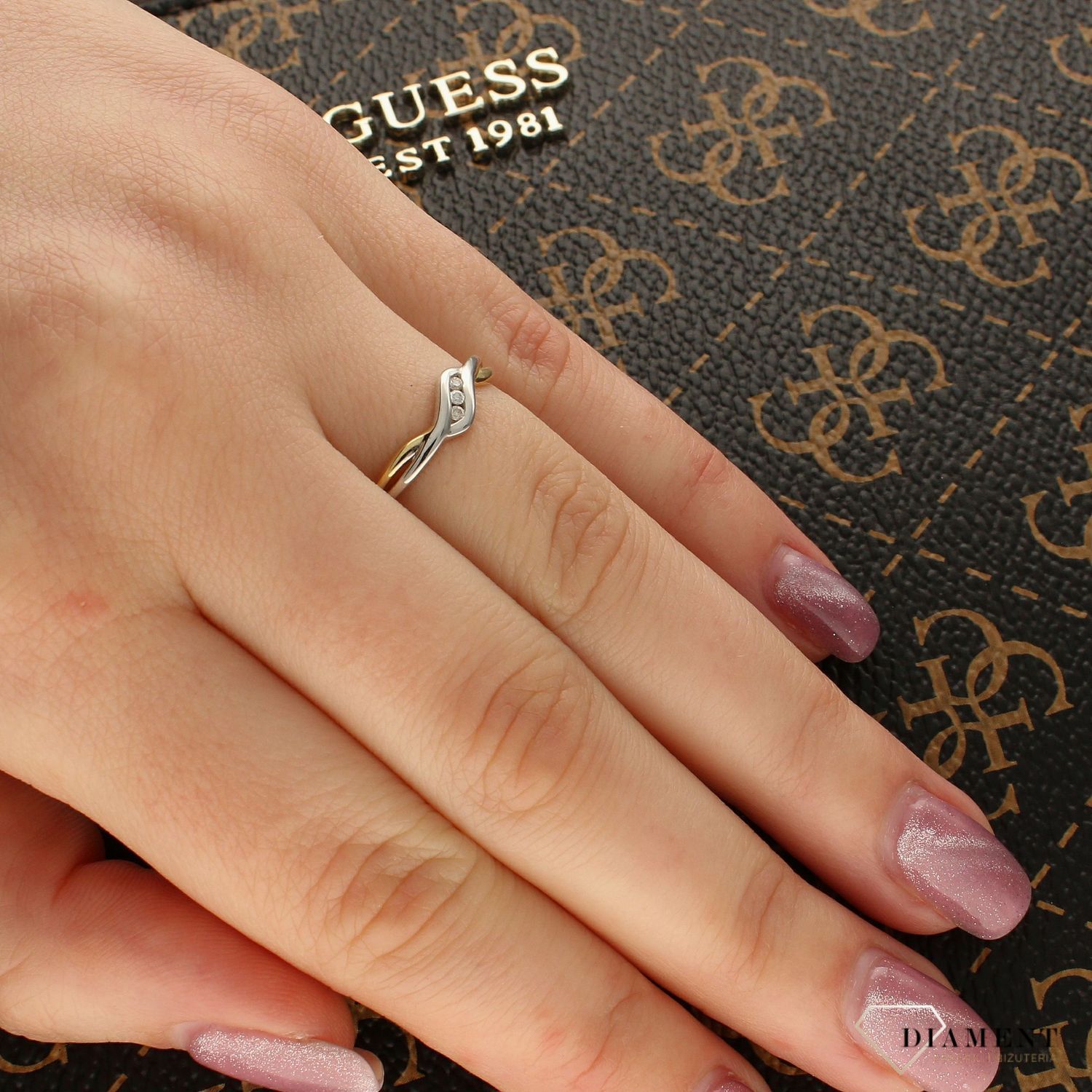 Złoty pierścionek z trzema diamentami 0,03 ct. Żółte i białe złoto próby 585. Delikatny, przekładany wzór. Certyfikat autentyczności. Idealny na prezent.1.jpg